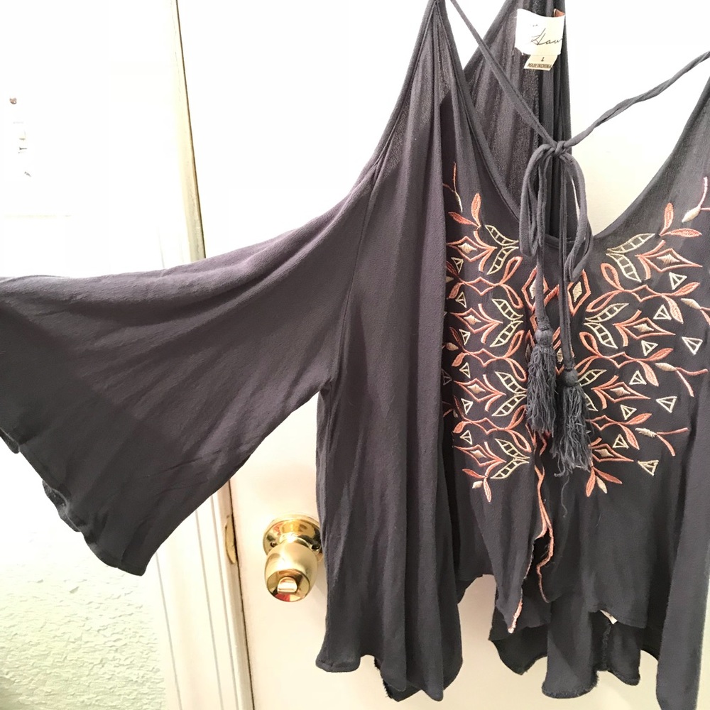 Flowy shirt with off the shoulder sleeve